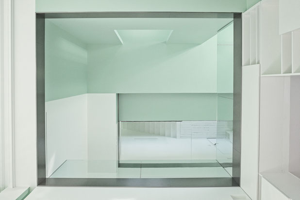 Vue en contre plongée sur le vide de l'entrée-renovation-immeuble-Bruges