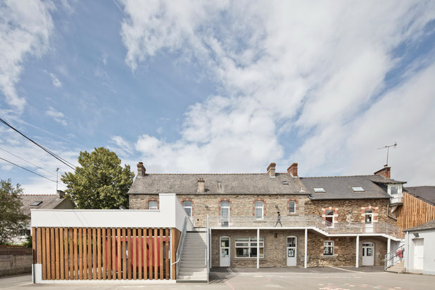 Une cour-rehabilitation-equipement-Acigné