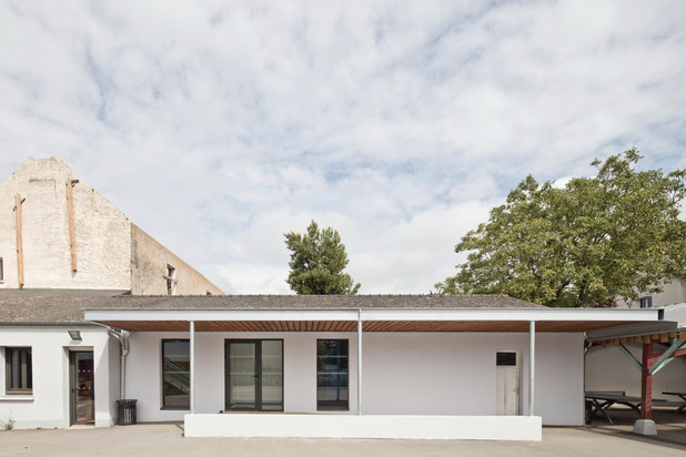 Une coursive minimaliste-rehabilitation-equipement-Acigné