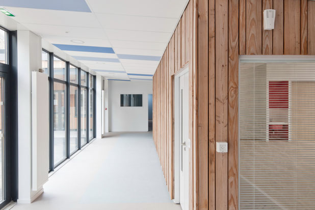 Une galerie - colonne vertébrale de l'école-rehabilitation-equipement-Cancale