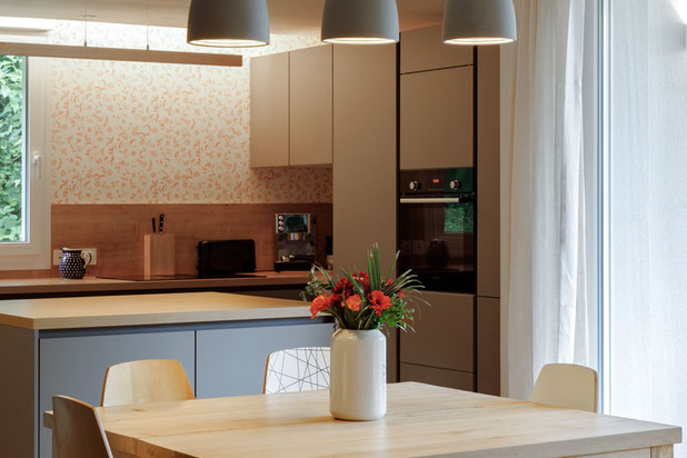 Le faux-plafond abaissé de la cuisine permet discrètement de séparer les espaces-renovation-appartement-Strasbourg