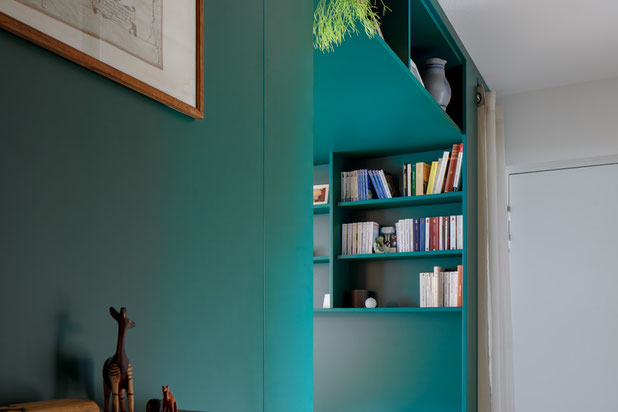 Un long meuble formant bibliothèque et banquette sépare l'espace jour des espaces nuits-renovation-appartement-Strasbourg