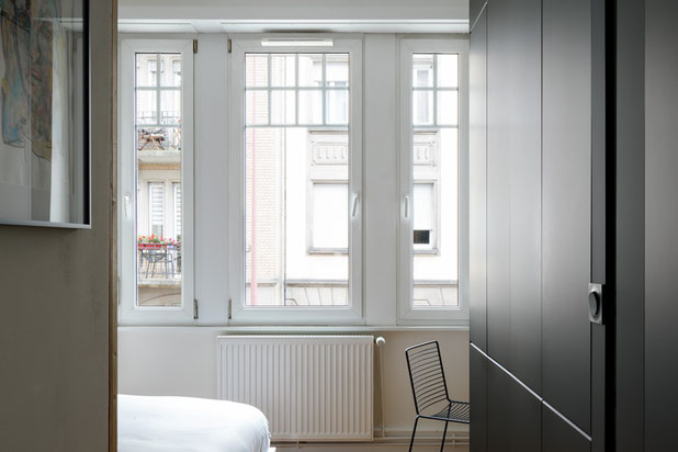 La chambre est illuminée par une grande triple fenêtre et bénéficie de grands rangements et d'un petit bureau-renovation-appartement-Schiltigheim