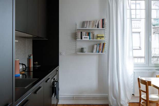 La cuisine se veut pratique mais sait s'effacer au profit de la pièce de vie-renovation-appartement-Schiltigheim