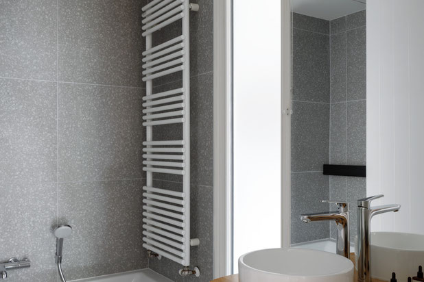 La salle de bain est minérale et chaleureuse et illuminé naturellement grâce à une fenêtre en second jour qui donne sur la chambre-renovation-appartement-Schiltigheim