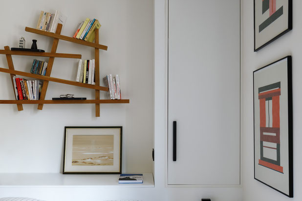 La tête de lit abrite la chaudière et un grand coffre de rangement-renovation-appartement-Schiltigheim