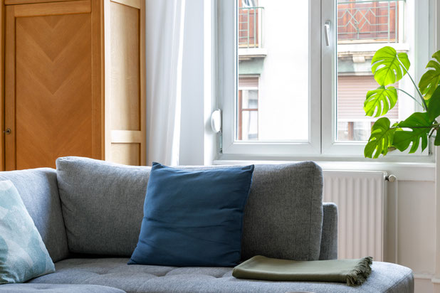 Le séjour est lumineux grâce à trois grandes fenêtres-renovation-appartement-Schiltigheim