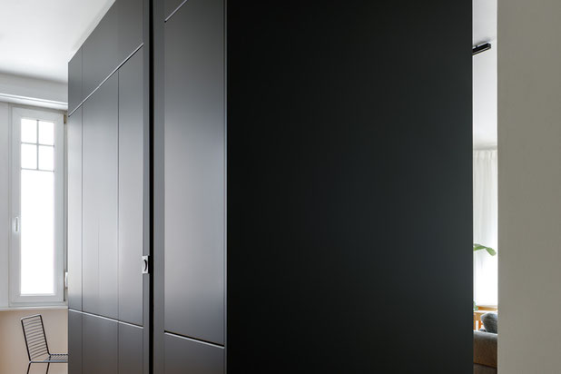 Une boite noire abritant le dressing et la cuisine organise l'espace-renovation-appartement-Schiltigheim