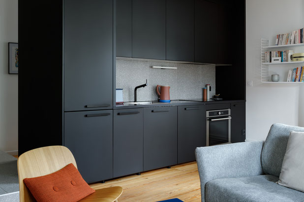 Une boite noire abritant le dressing et la cuisine organise l'espace-renovation-appartement-Schiltigheim