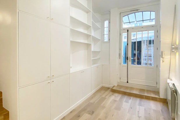 Salon et entrée-renovation-appartement-Paris