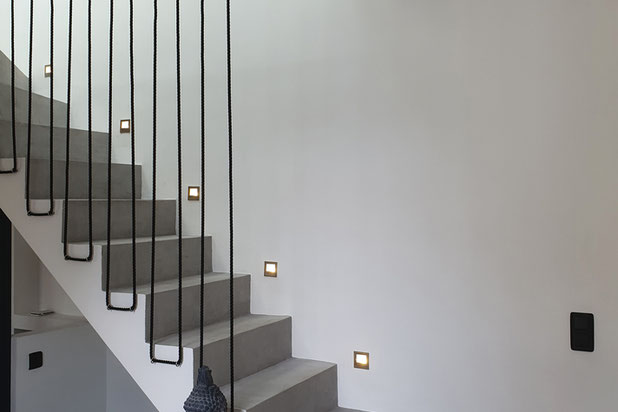 Escalier avec béton ciré et luminaires encastrés-renovation-maison-Saint-Cloud