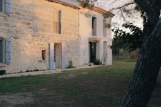 vue du mas dans le site-rehabilitation-maison-Arles