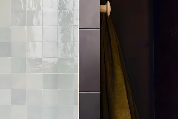 La salle de bain contrastée-renovation-appartement-Paris
