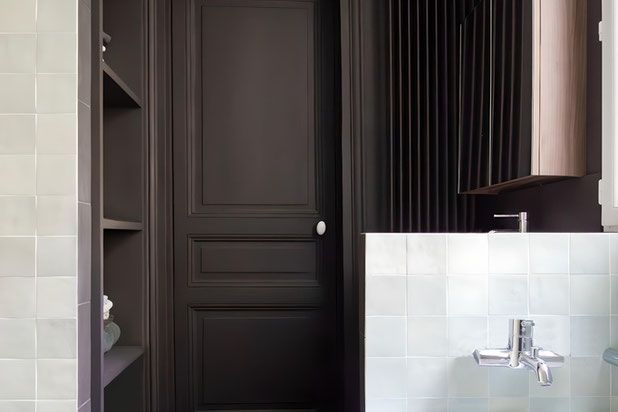 La salle de bain contrastée-renovation-appartement-Paris