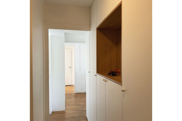 Linéaire de rangements dans l'entrée-amenagement-appartement-Paris