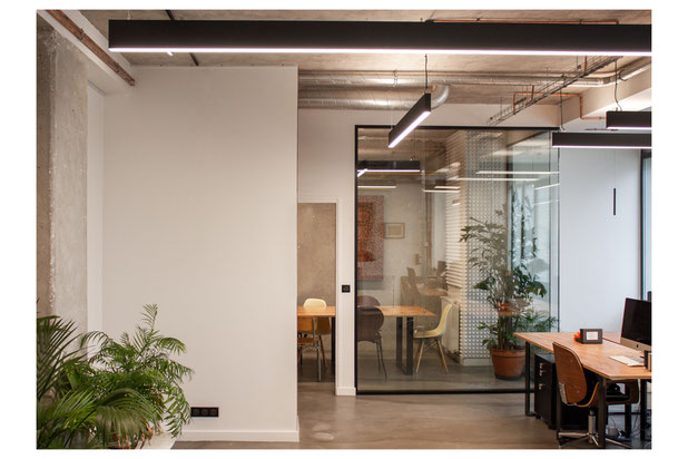 L'open space et sa salle de réunion-rehabilitation-bureaux-Paris