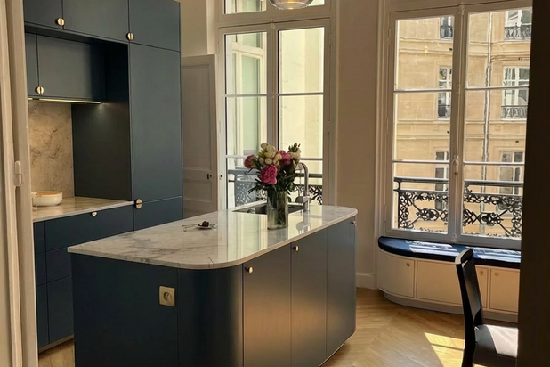 Cuisine et son îlot de pierre-rehabilitation-appartement-Paris