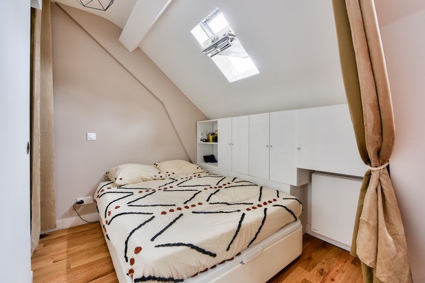 Espace nuit avec lit double et meubles de rangements sur mesure-renovation-appartement-Paris