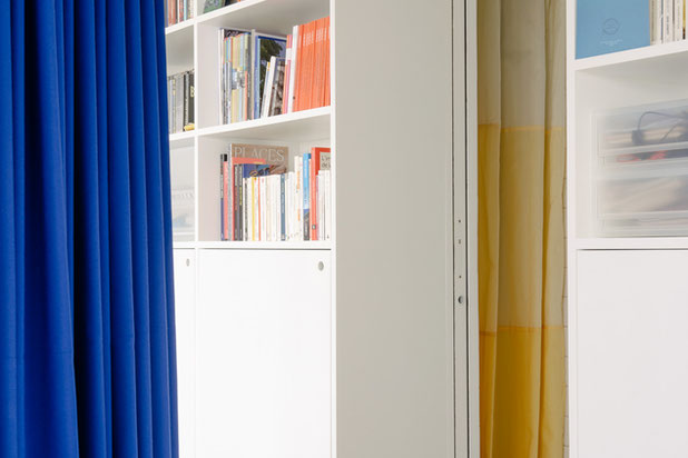 Détail de la bibliothèque dissimulant la salle de bain-renovation-appartement-Paris