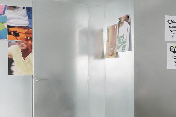 Les portes sont masquées dans une surface métallique lisse-renovation-bureaux-Paris