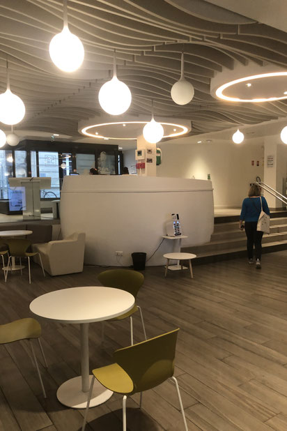Le hall et sa banque d'acceuil-rehabilitation-bureaux-Neuilly-sur-Seine