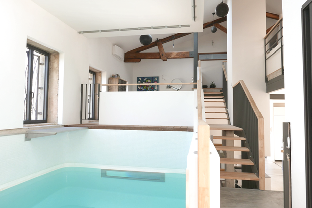 Vue sur bassin intérieur / Escalier-renovation-maison-Saint-Aunès