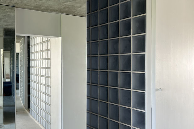 Détail de la porte pivot 180°-rehabilitation-appartement-La Grande-Motte