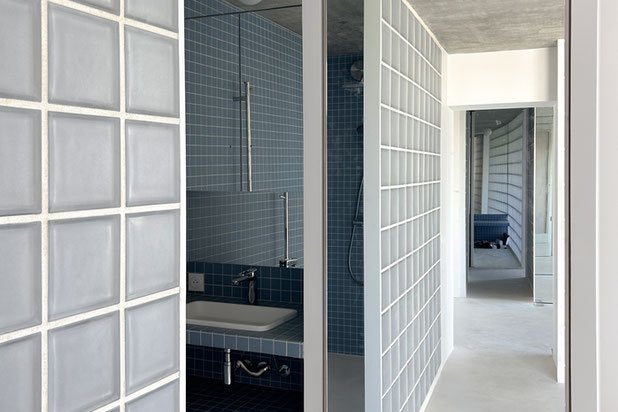 Détail de la sdb en position "suite"-rehabilitation-appartement-La Grande-Motte