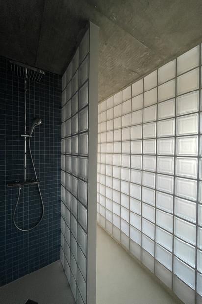 Détail de salle d'eau et double peau en brique de verre-rehabilitation-appartement-La Grande-Motte