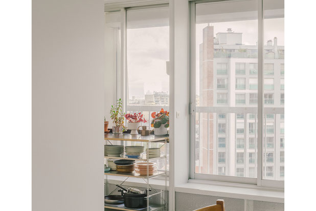 Vue depuis le séjour vers la cuisine en façade-rehabilitation-appartement-Paris