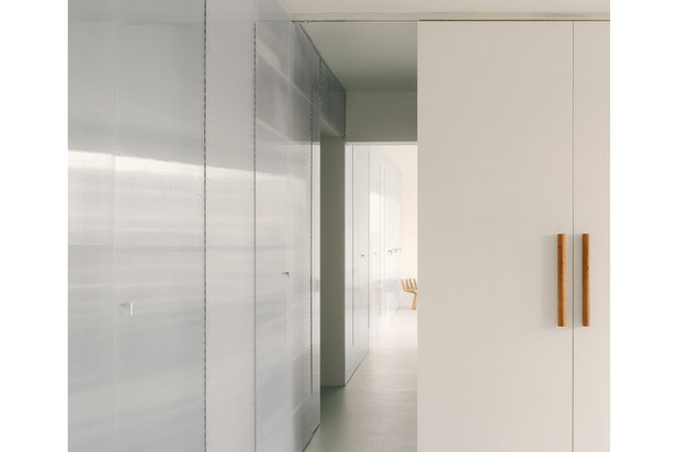 Vue depuis le séjour vers l'entrée et vers la salle de jeu au fond-rehabilitation-appartement-Paris