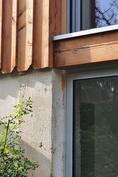 Détail du bois se posant sur le mur en pierre existant-agrandissement_extension-maison-Pujols-sur-Ciron