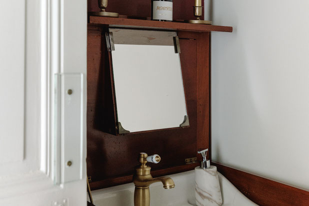 Réemploi d'un meuble chiné, en guise de lave-main dans les WC-renovation-maison-Poitiers