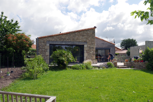 Vue depuis le jardin-renovation-logement-Les Herbiers