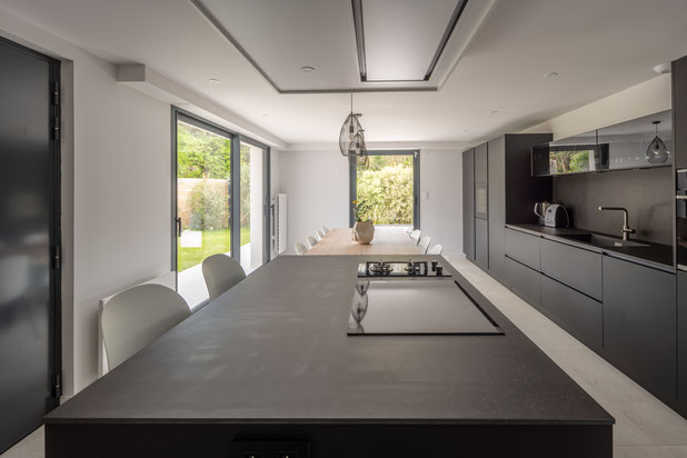 Cuisine et salle à manger bois et noir-renovation-maison-Sarzeau