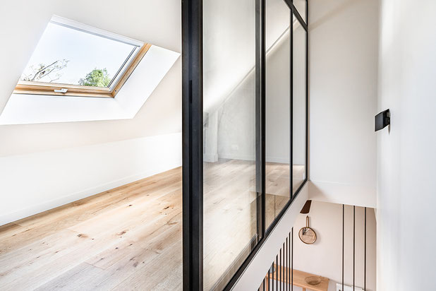 Cage d'escalier avec une verrière métallique-renovation-maison-Saint-Avé