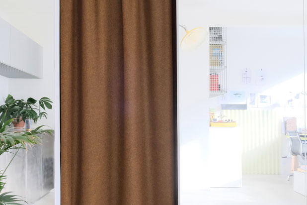 Photo du grand mur miroir et sa porte rideaux-renovation-appartement-Paris