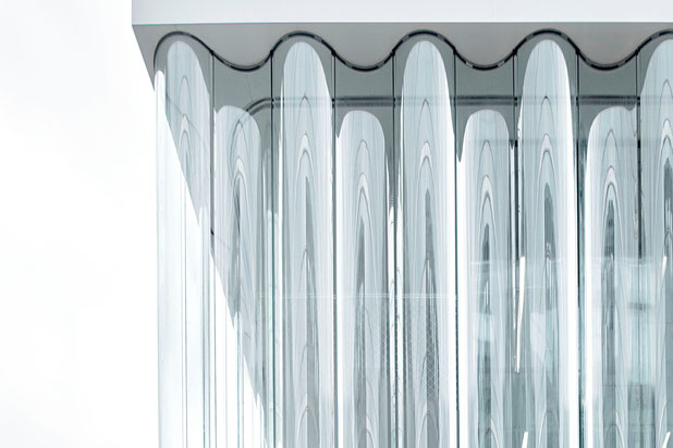 Vitrage courbe sur double hauteur sur une façade double peau ventilée.-surelevation-bureaux-Paris