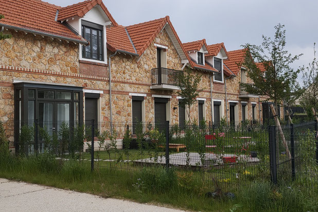 Vue sur le bâtiment meulière réhabilité en logement-construction-immeuble-Andrésy