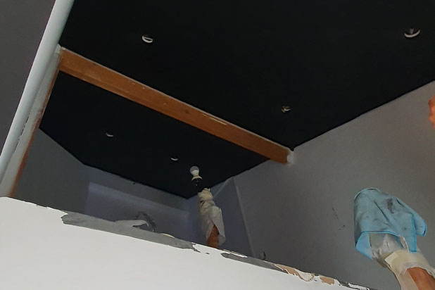 Escalier et peinture des plafond en cours de chantier-renovation-appartement-Colombes