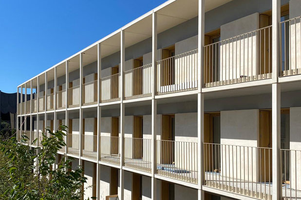 Façades sud en pierre avec balcon sur patio-construction-logement-Versailles