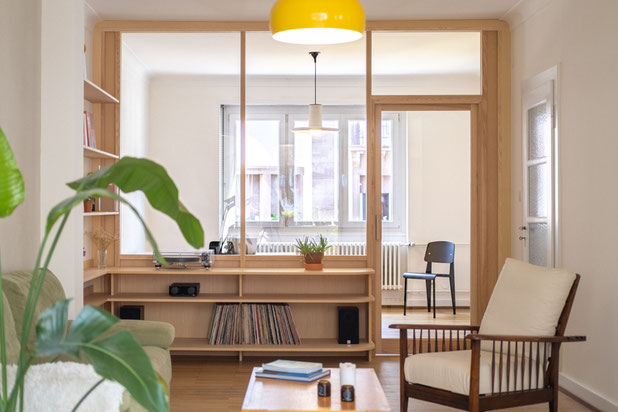 La verrière en frêne laisse la lumière circuler entre salon et bureau-rehabilitation-appartement-Strasbourg