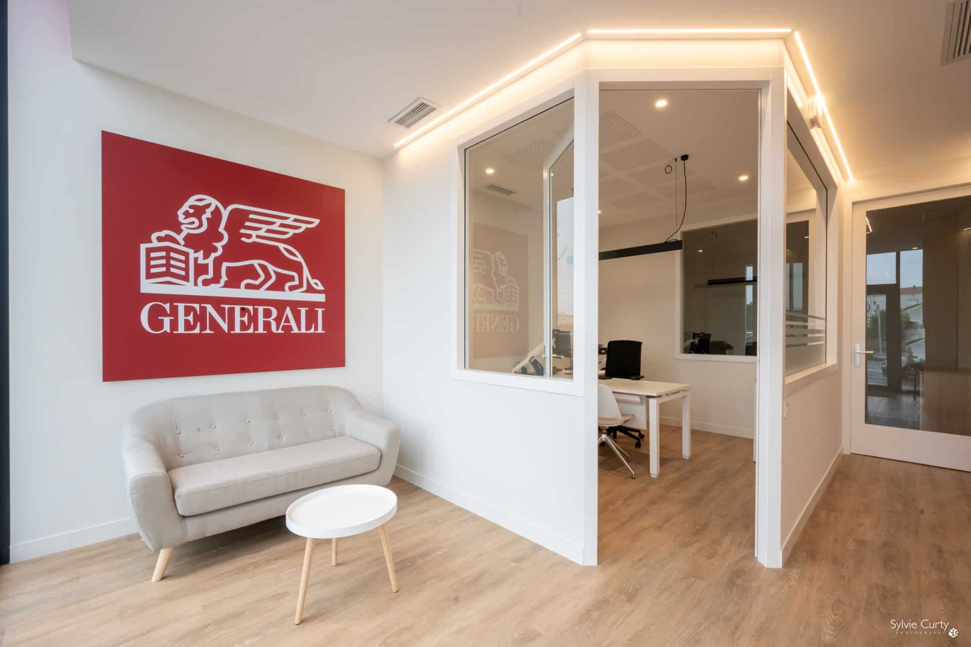 AGENCEMENT D'UN CABINE D'ASSURANCE GENERALI – aménagement de bureaux Charente-Maritime AGENCEMENT D'UN CABINE D'ASSURANCE GENERALI – aménagement de bureaux Charente-Maritime