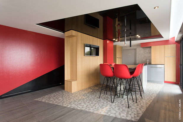 Une cuisine rouge-agrandissement_extension-logement-Villedieu