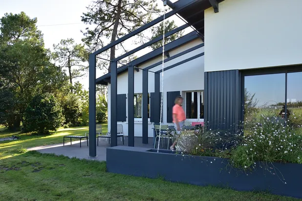 Vue extérieure - Terrasse sur jardin-agrandissement_extension-maison-Ychoux