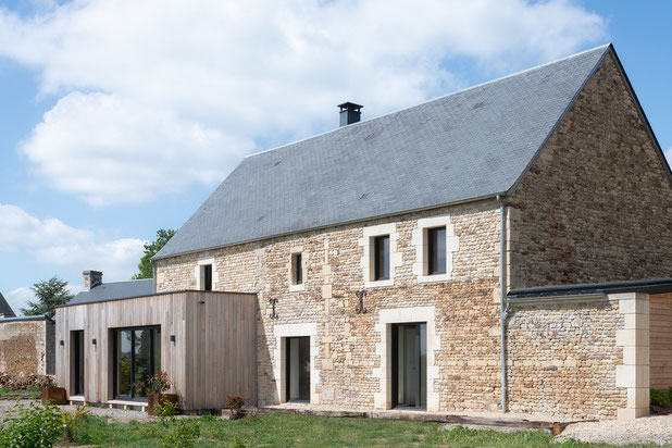 Vue détaillée de l'opération depuis l'extérieur, côté prairie.-rehabilitation-maison-Maltot