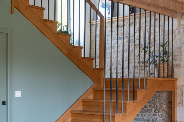 Vue intérieure de l'escalier en chêne, présentant une finition soignée et un design élégant.-rehabilitation-maison-Maltot