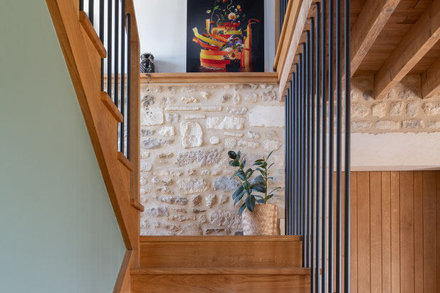 Vue intérieure de l'escalier en chêne, présentant une finition soignée et un design élégant.-rehabilitation-maison-Maltot