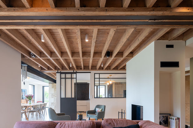Vue intérieure depuis la pièce de vie en direction de la cuisine et de l'extension.-rehabilitation-maison-Maltot