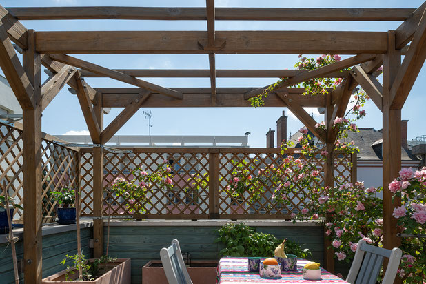 Vue de la terrasse ornée de ses rosiers et de ses bacs de plantation-agrandissement_extension-maison-Rennes